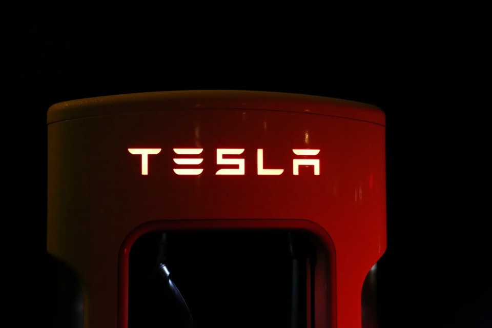 Veja como a Tesla fabrica baterias para seus carros elétricos