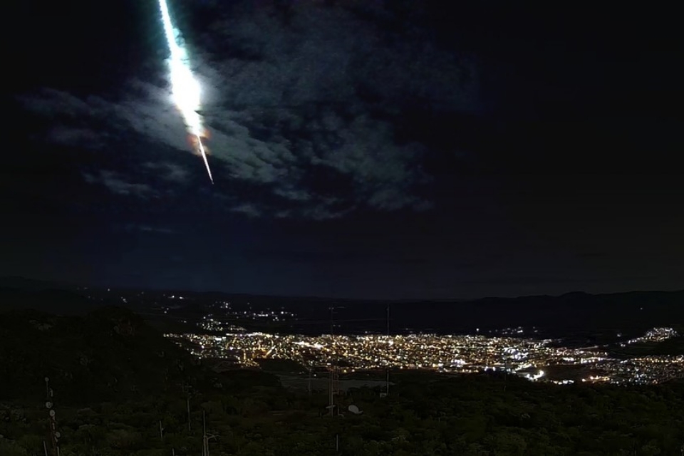 Especialistas explicam meteoro que iluminou céu de Pernambuco nesta semana
