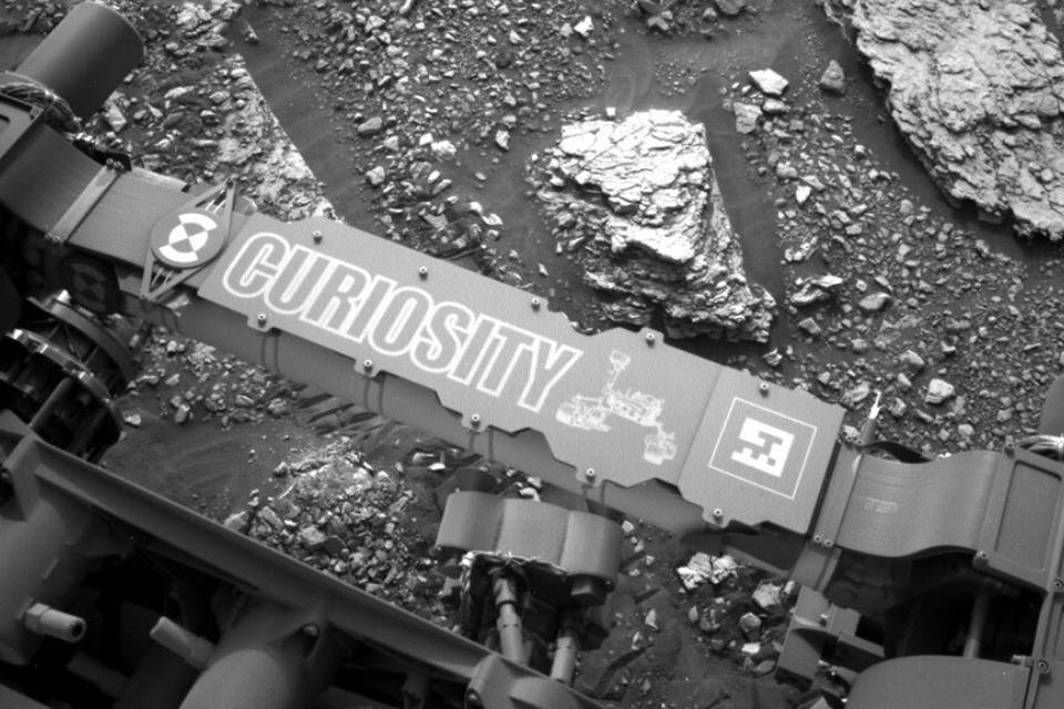 Curiosity investiga rocha 'colorida' em Marte