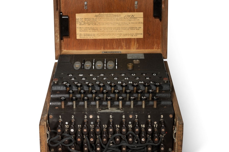 Máquina de criptografia de 1944 é vendida por mais de R$ 2 milhões