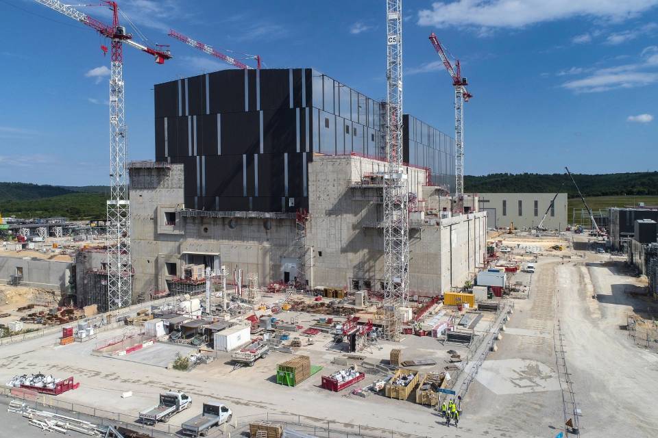 Engenheiros iniciam a construção do maior reator de fusão do mundo