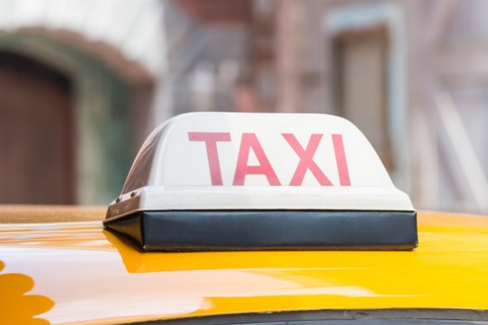 Agora você pode pedir táxi pelo app do Uber no Brasil