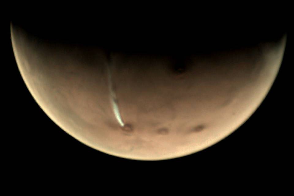 Nuvem gigantesca reaparece sobre vulcão de Marte