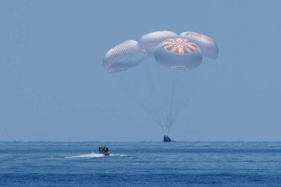 SpaceX Crew Dragon completa missão tripulada com sucesso