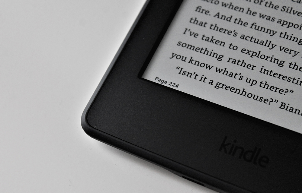 O leitor da Amazon garante mais conforto durante a leitura do que telas do celular.