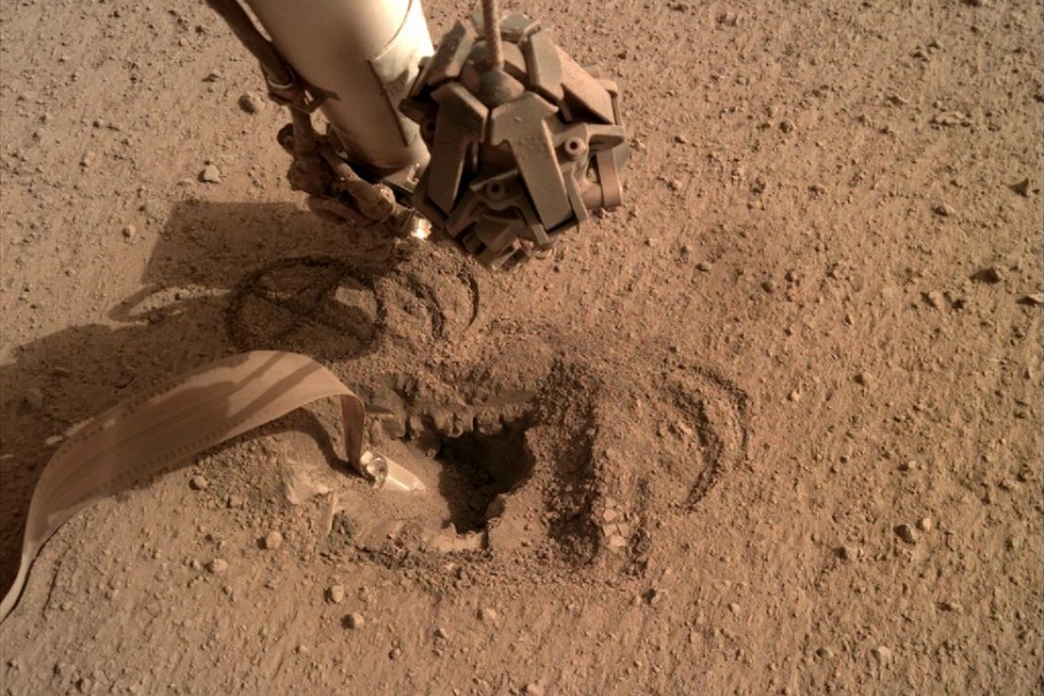 'Toupeira' da NASA consegue se enterrar no solo de Marte