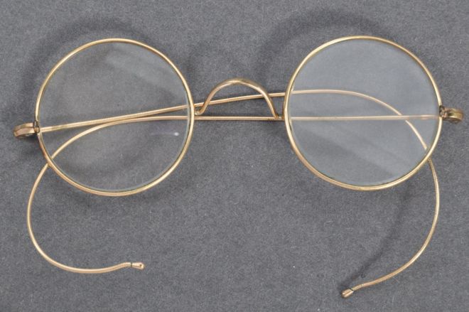 Considera-se que estes foram uns dos primeiros óculos de Gandhi. (Fonte: East Bristol Auctions)