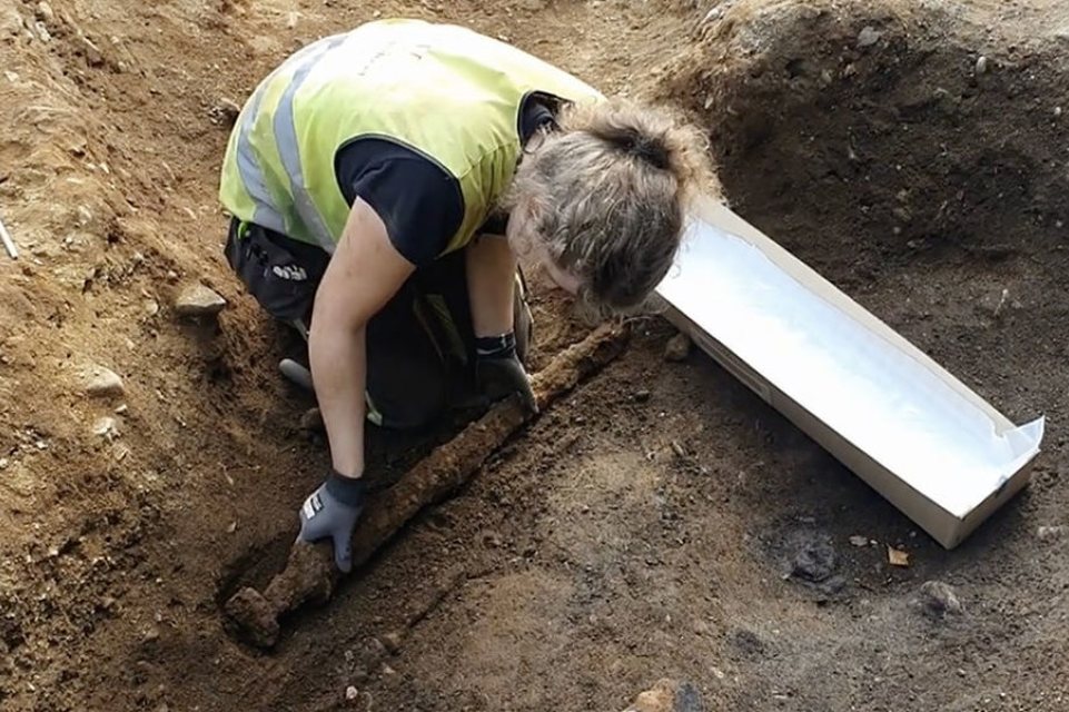 Espada encontrada na Noruega pode ter pertencido a viking canhoto