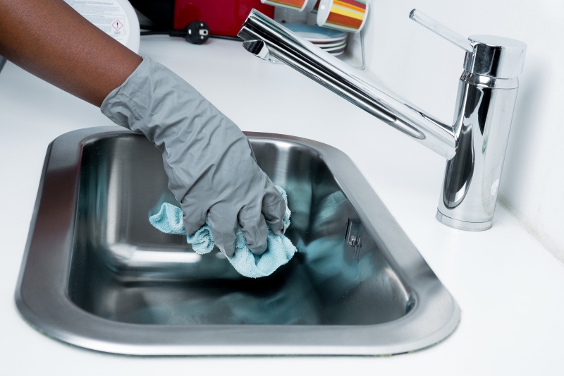 Luvas e máscaras protegem os trabalhadores domésticos