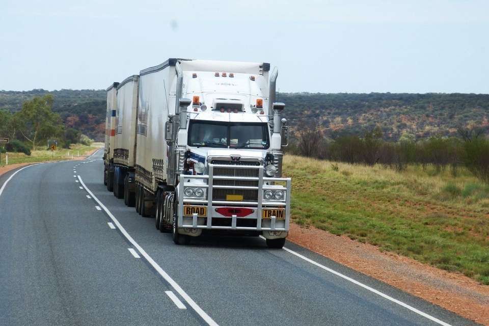 Dia do Caminhoneiro: comemoração com live sertaneja e evento drive-in