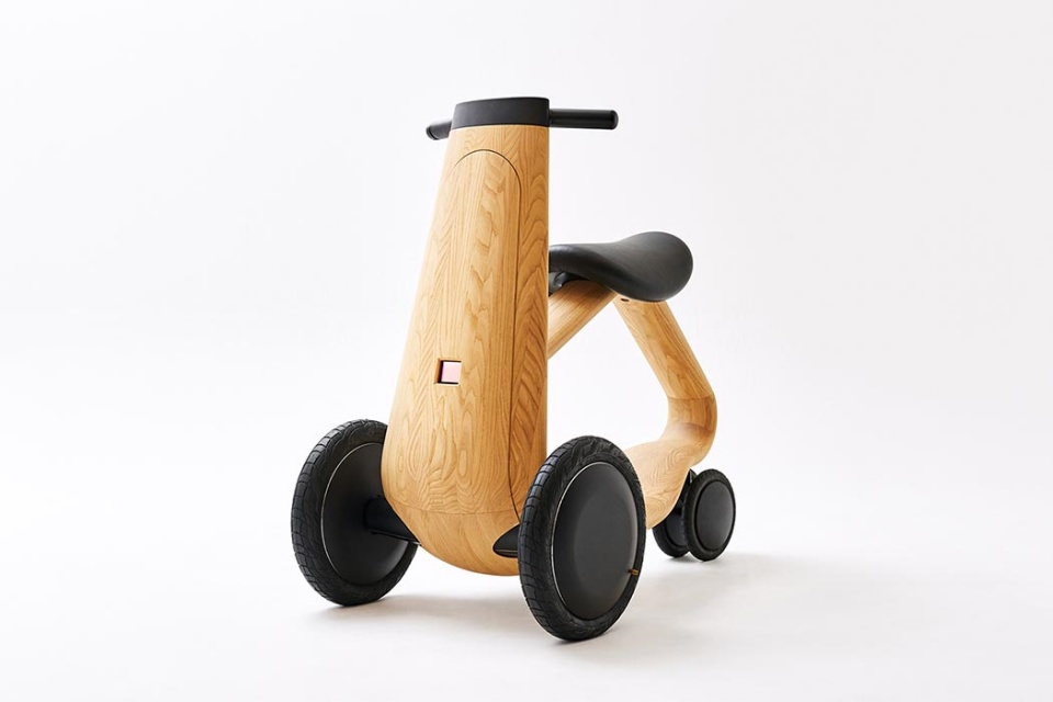 Scooter elétrica feita em madeira é ideal para idosos