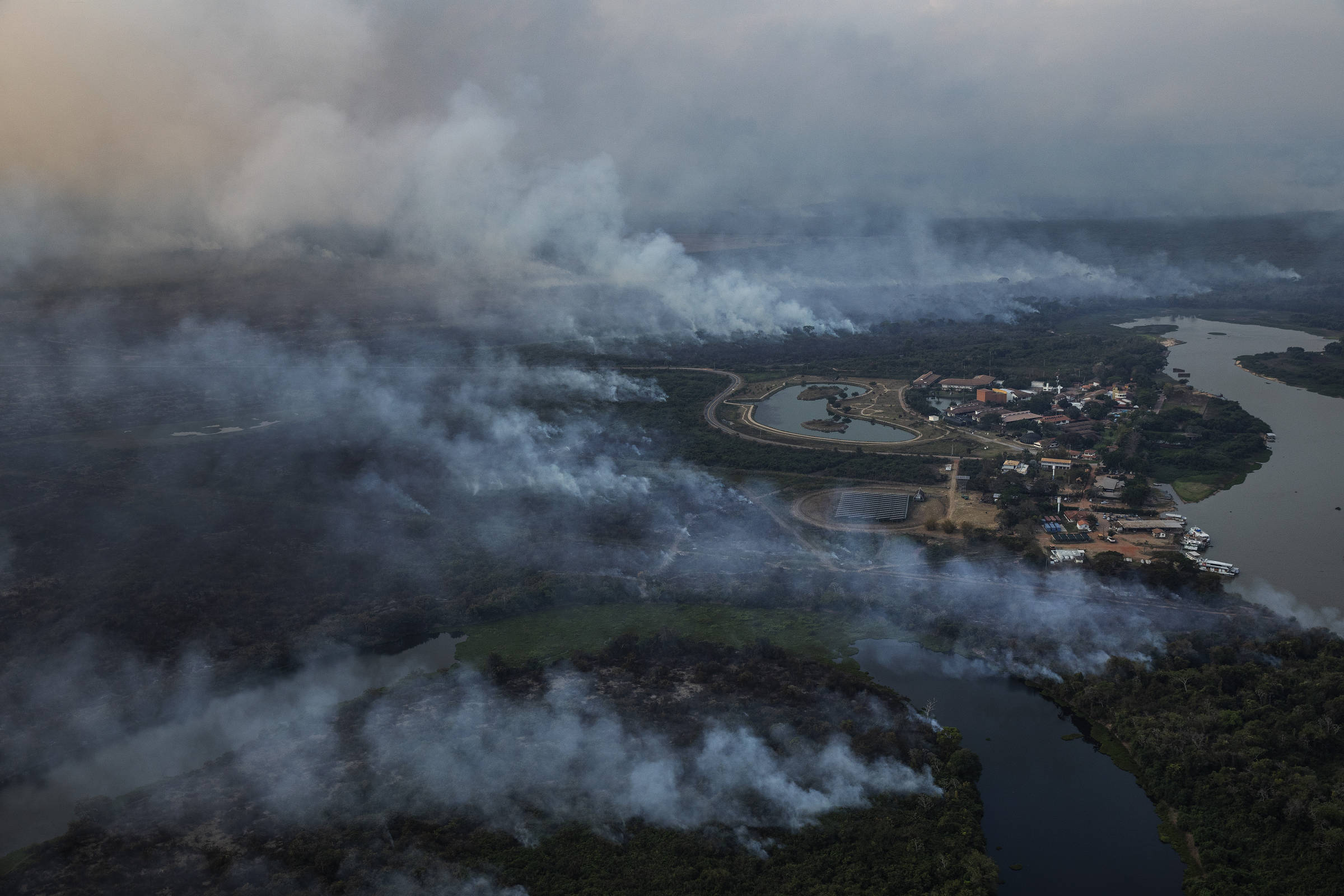 Incêndio florestal nos arredores do hotel Sesc Porto Cerrado na região do Pantanal, Mato Grosso do Sul, município de Poconé