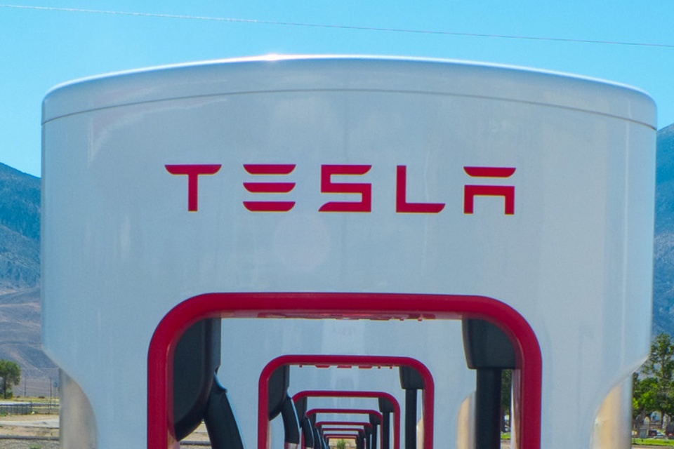 Elon Musk pode anunciar nova bateria e 'independência' da Tesla hoje