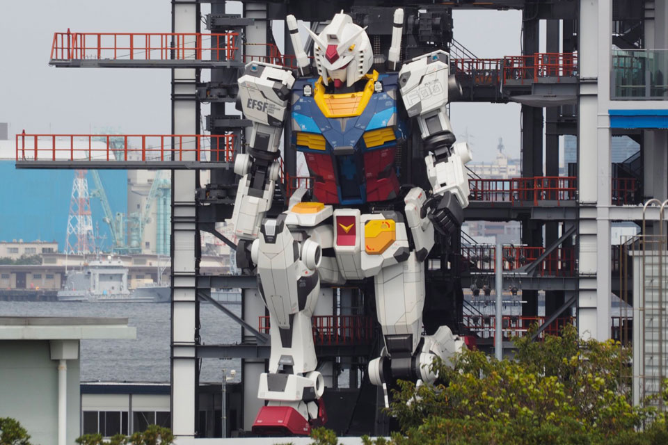 Robô gigante de 20 metros dá seus primeiros passos no Japão