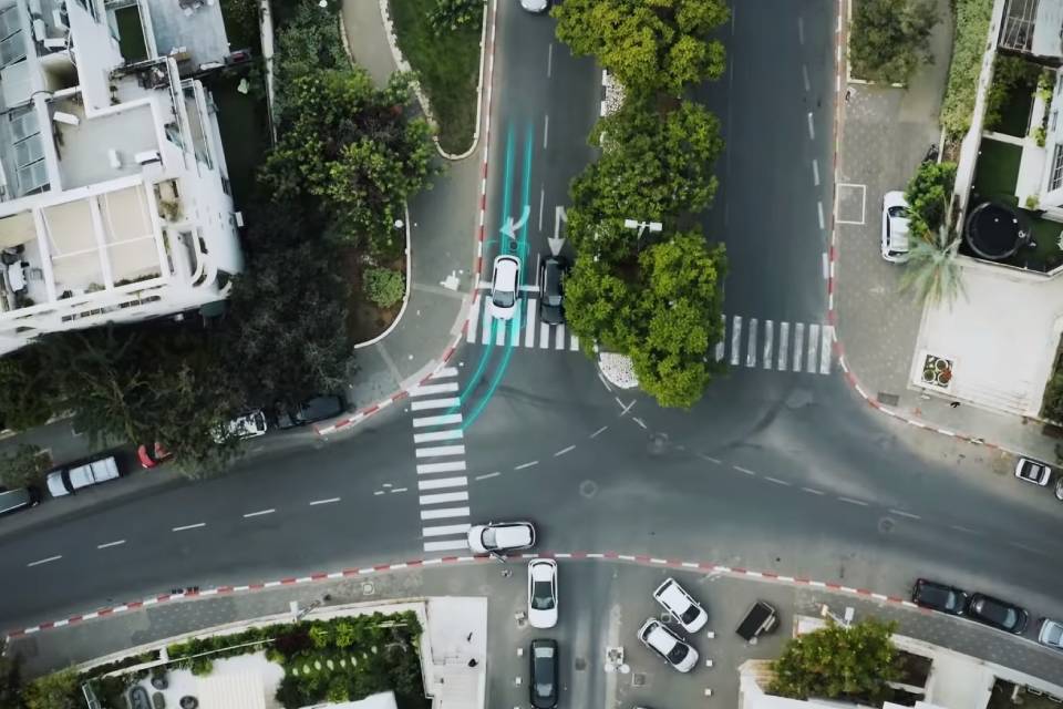 Tel Aviv testa ruas que carregam baterias de elétricos em movimento