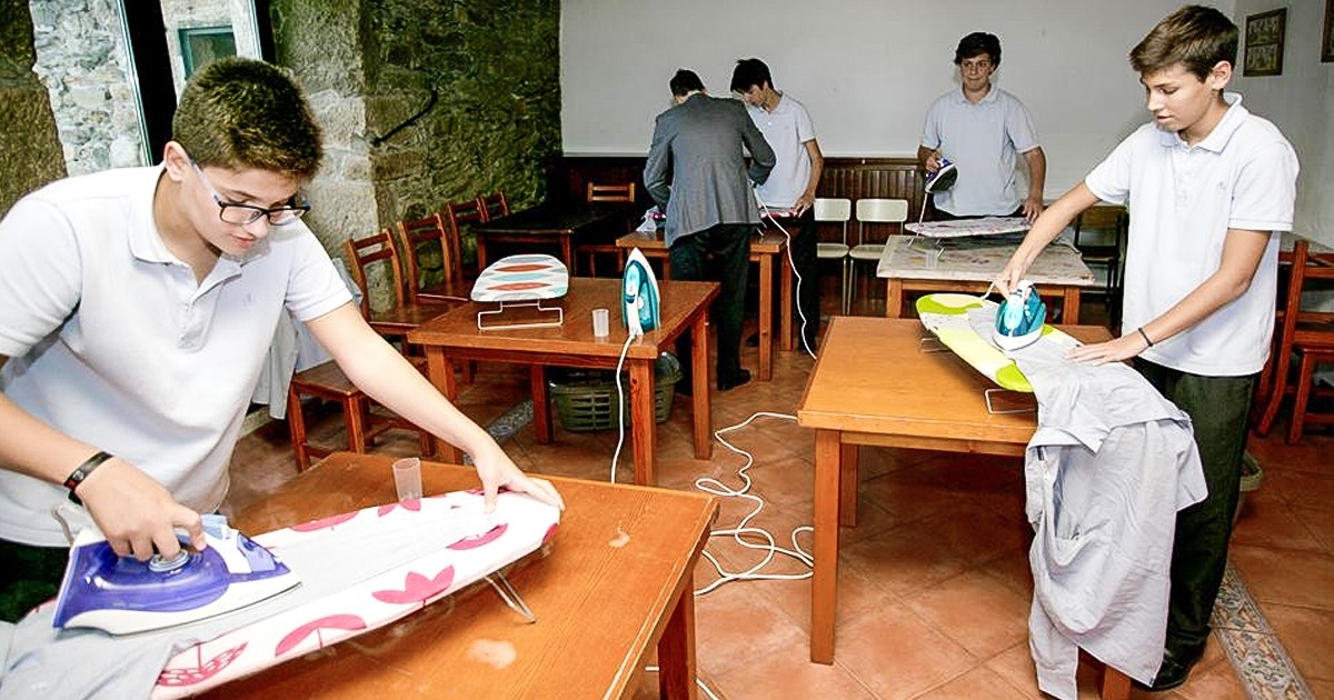 Garotos aprendendo a passar roupa