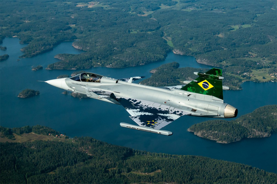 Caça Gripen F-39E, da FAB, faz seu primeiro voo no Brasil
