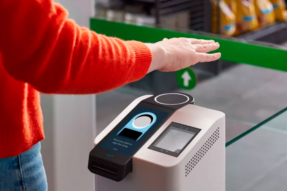 Imagem de: Amazon testa pagamento com palma da mão em lojas físicas