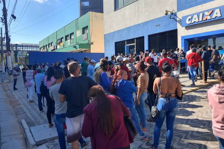 Para evitar a formação de aglomerações, crédito do benefício e saques têm datas diferentes.