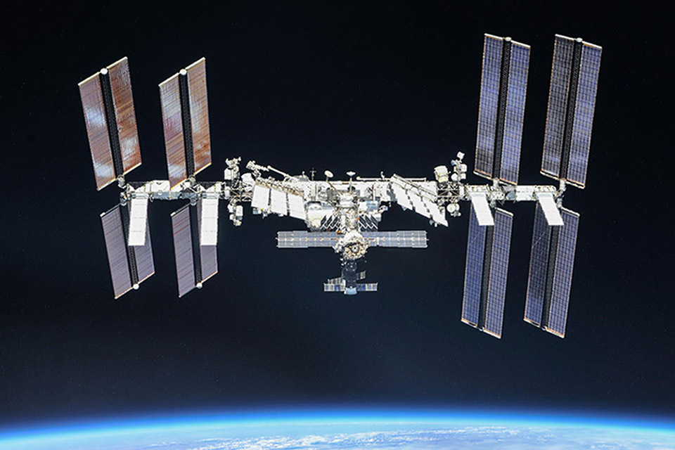 Vazamento de ar na ISS aumenta e é rastreado até módulo russo