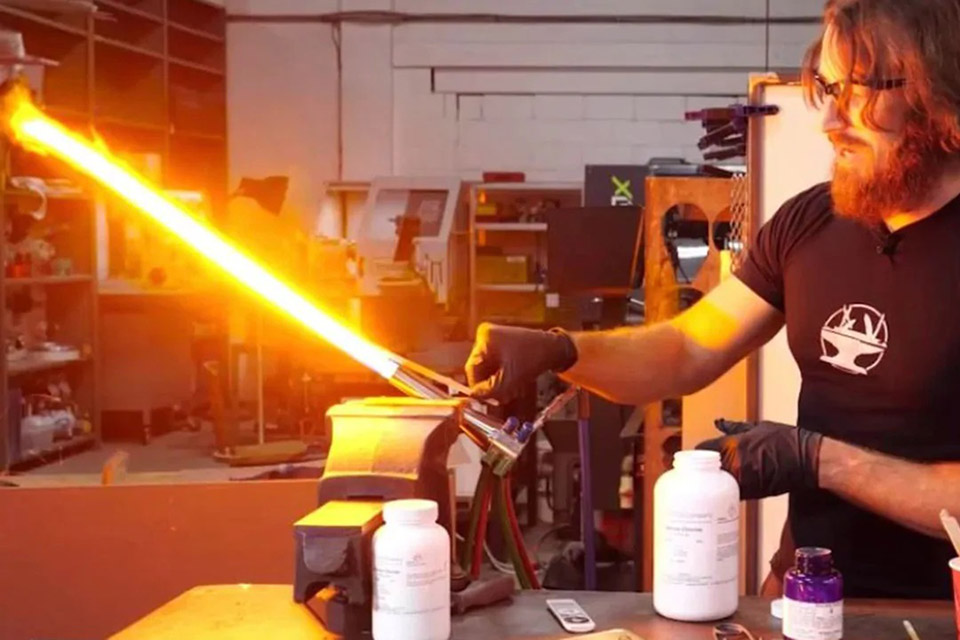 Engenheiros criam sabre de luz de verdade capaz de cortar aço