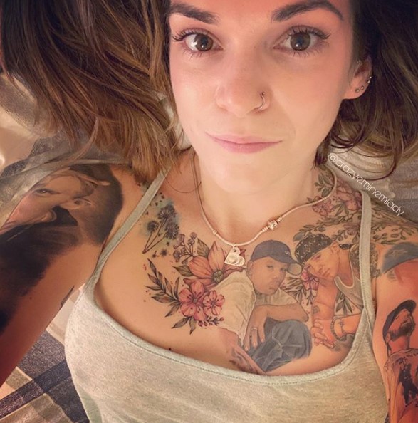 Nikki tem desenhos do rapper no peito, nos braços e nas pernas.