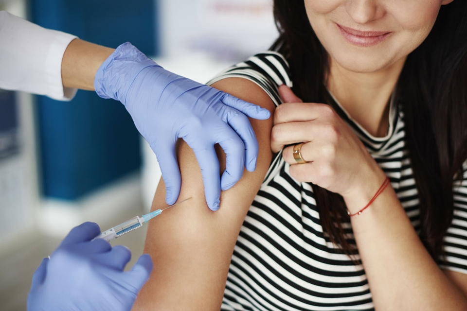 Reino Unido infectará voluntários em teste de vacina contra covid-19