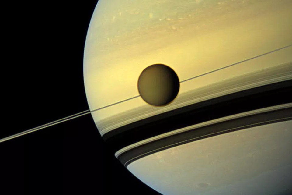Cientistas descobrem uma molécula 'esquisita' na maior lua de Saturno