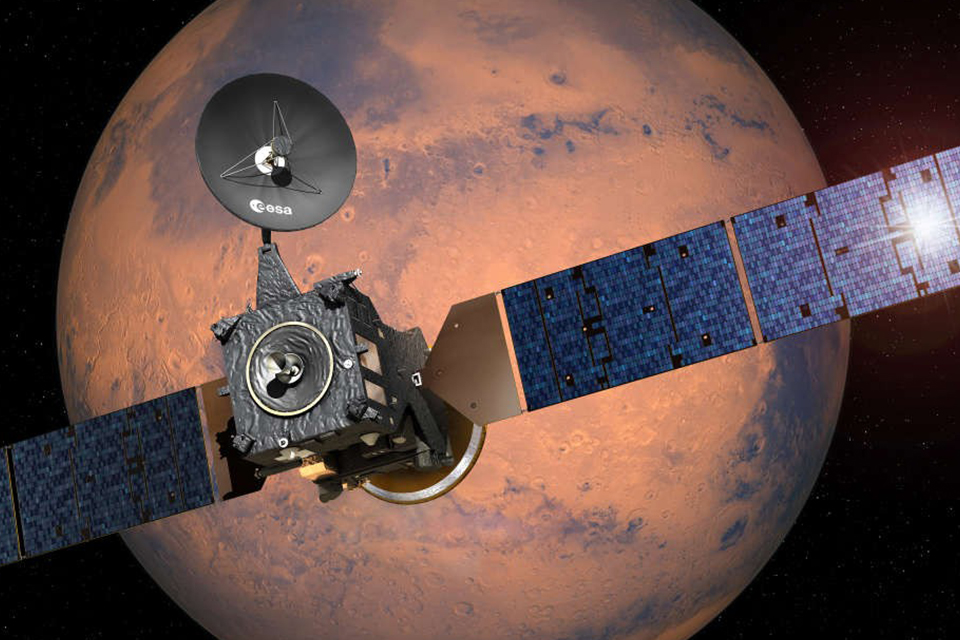 Sonda da ESA identifica cratera tripla na superfície de Marte