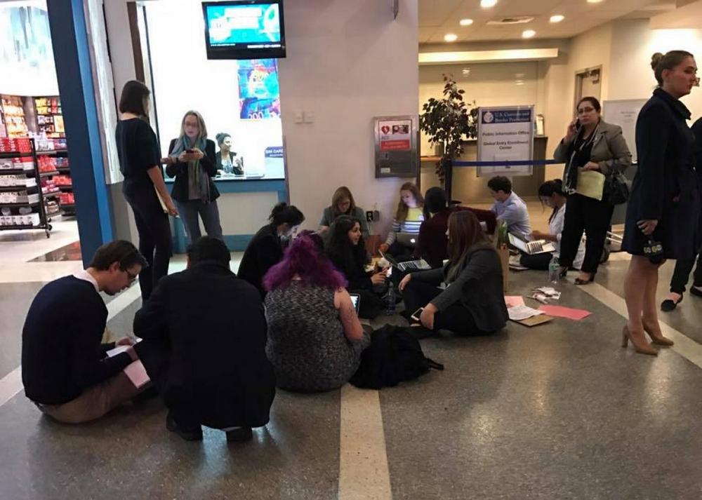 Janeiro de 2017: advogados voluntários redigem, no chão do Aeroporto de Los Angeles, habeas corpus para estrangeiros (inclusive estudantes e cientistas voltando de férias) impedidos de entrar nos EUA por conta de um decreto de Trump.