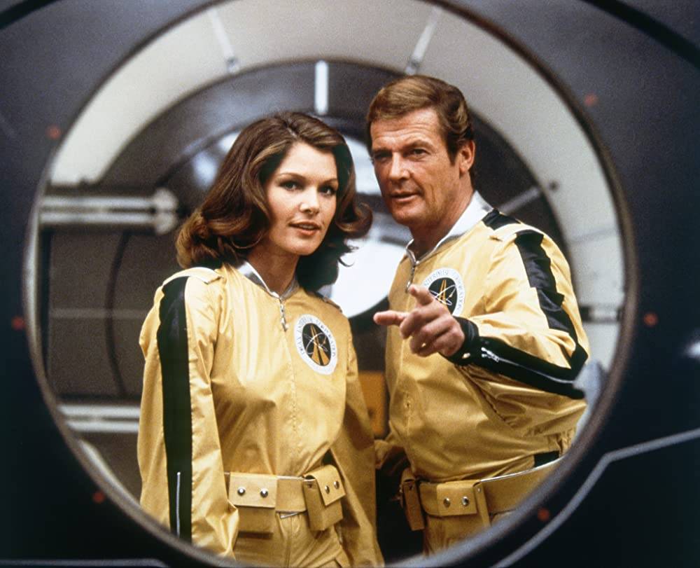 James Bond, interpretado por Roger Moore. (Reprodução: Sunset Boulevard)
