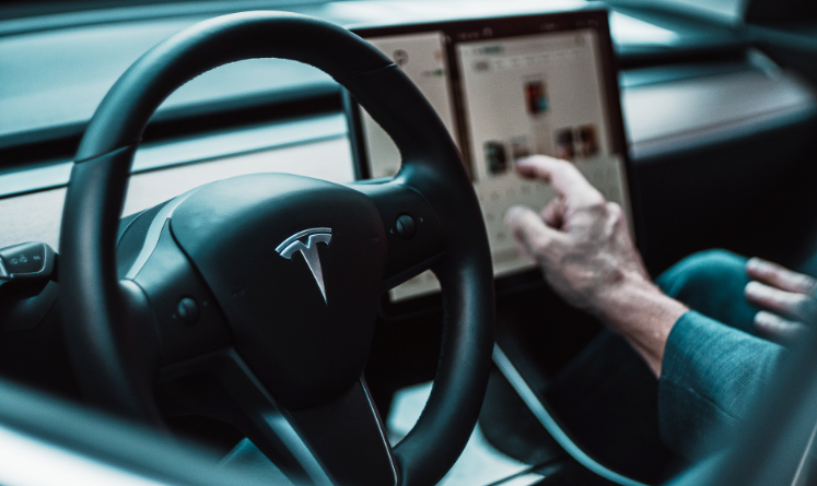 Painel de carro elétrico da Tesla, uma das maiores fabricantes do mundo.