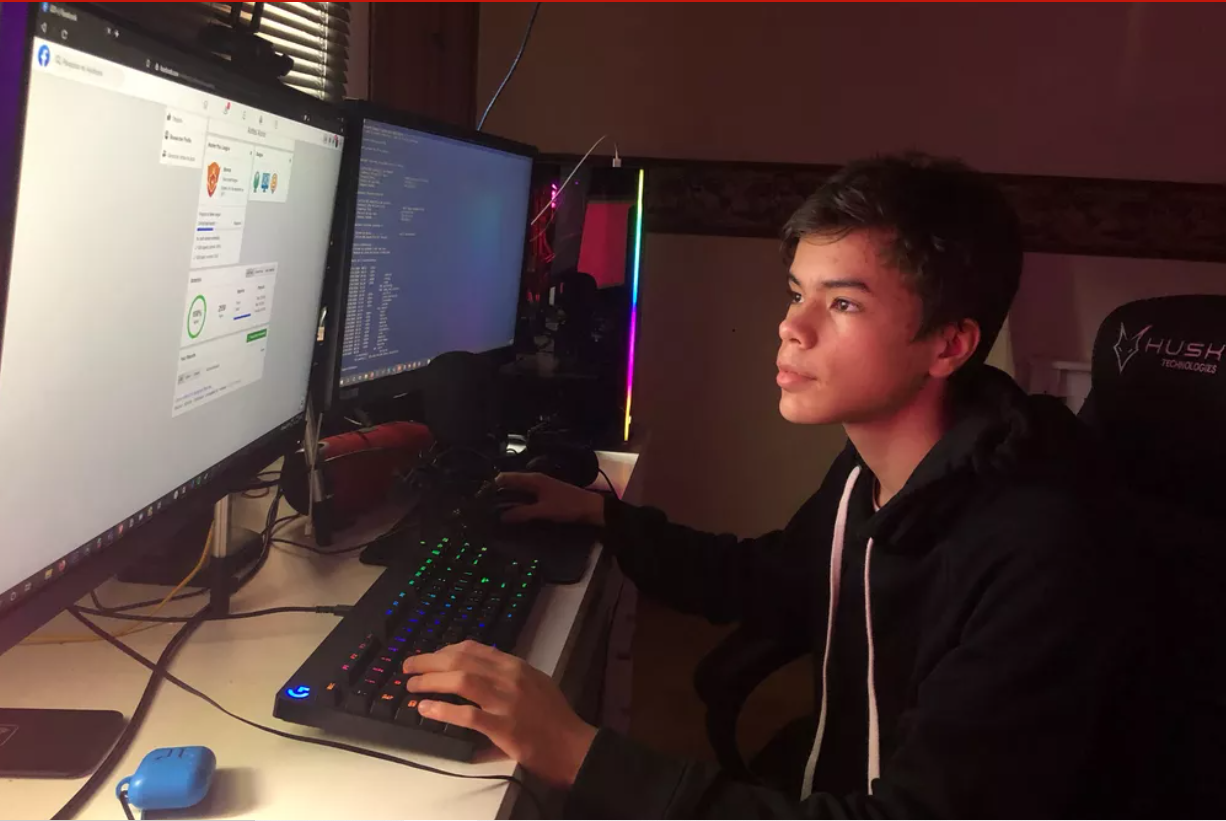 Andres Alonso Bie Perez usando computador que comprou com o prêmio de US$ 25 mil do Facebook.