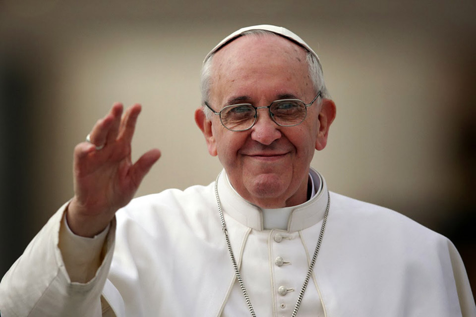 Papa Francisco pede orações para robôs e IA