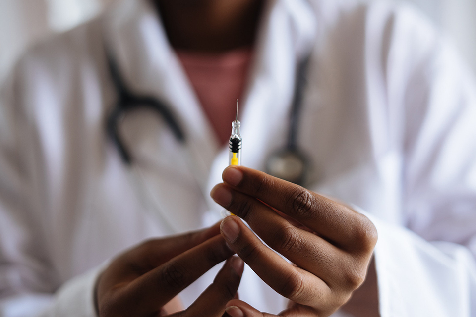Nova vacina contra covid-19 da Moderna é 94,5% eficaz