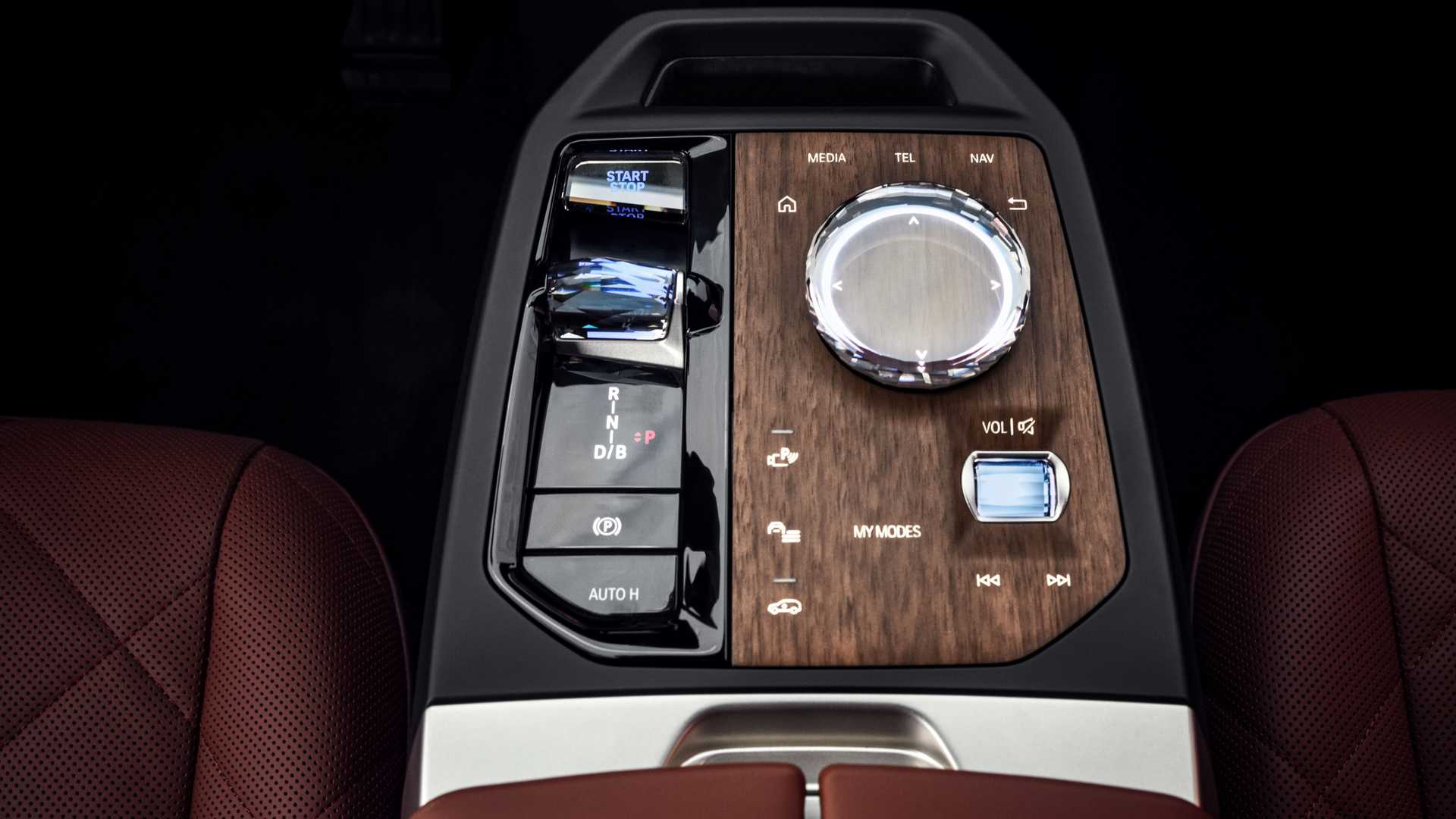 Novo BMW iX, veículo elétrico da marca, chega ao mercado em 2021