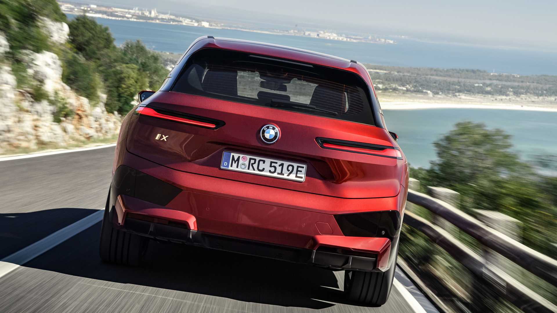 Novo BMW iX, veículo elétrico da marca, chega ao mercado em 2021