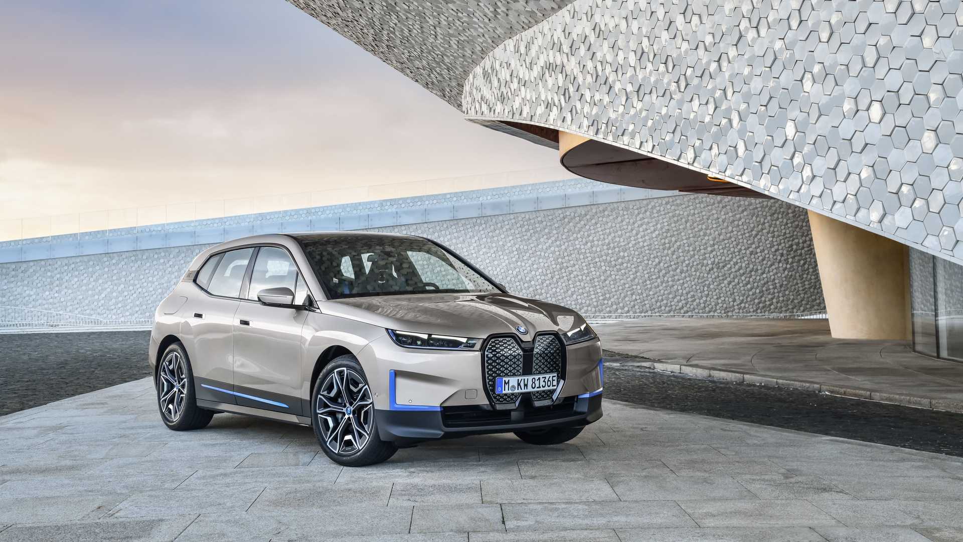 Novo BMW iX, veículo elétrico da marca, chega ao mercado em 2021