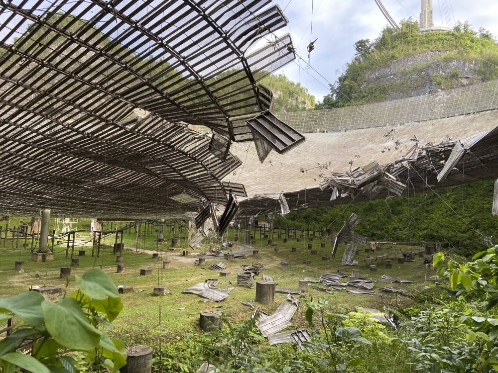 O cabo rompido em agosto abriu um buraco de 50 metros na antena parabólica.