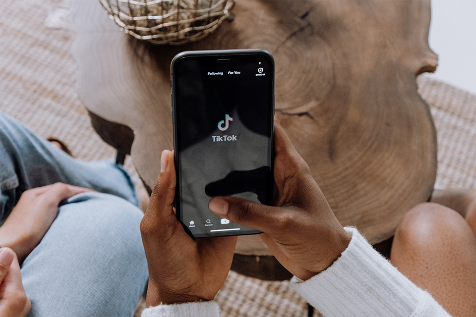 TikTok terá aviso sobre risco de epilepsia fotossensível