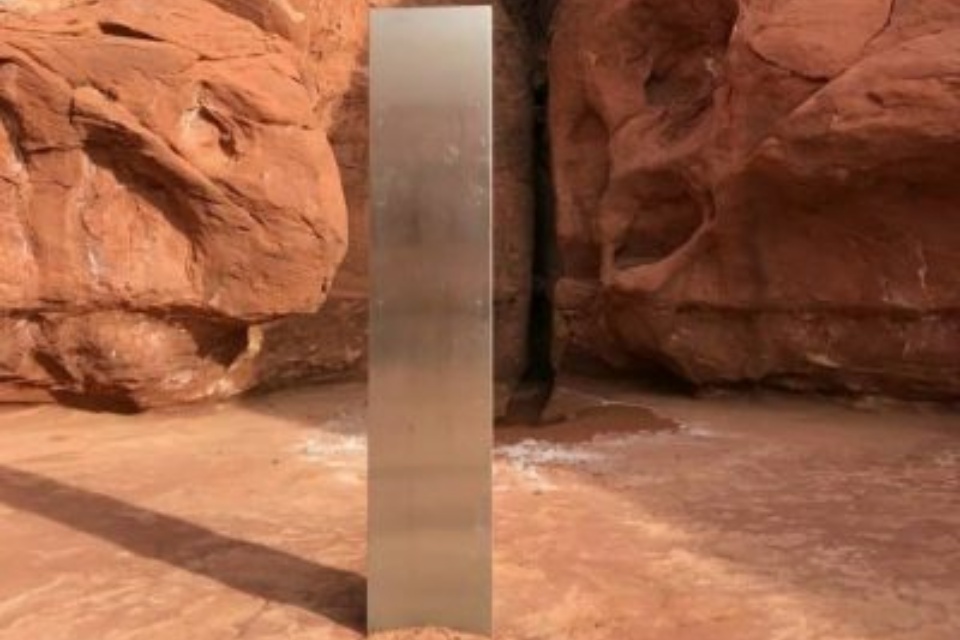 Monolito surge misteriosamente no deserto de Utah, nos EUA