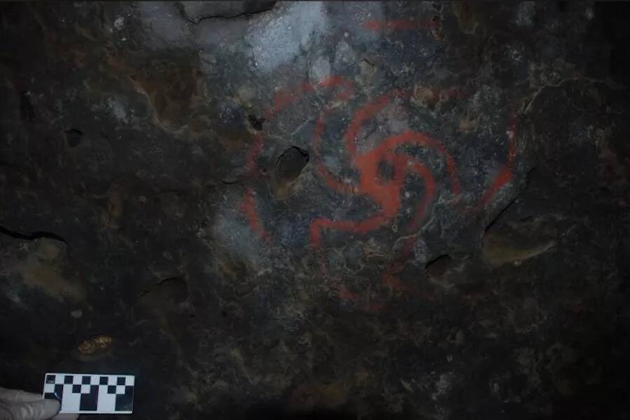 Pintura da planta ritualística no teto da Caverna Pinwheel.