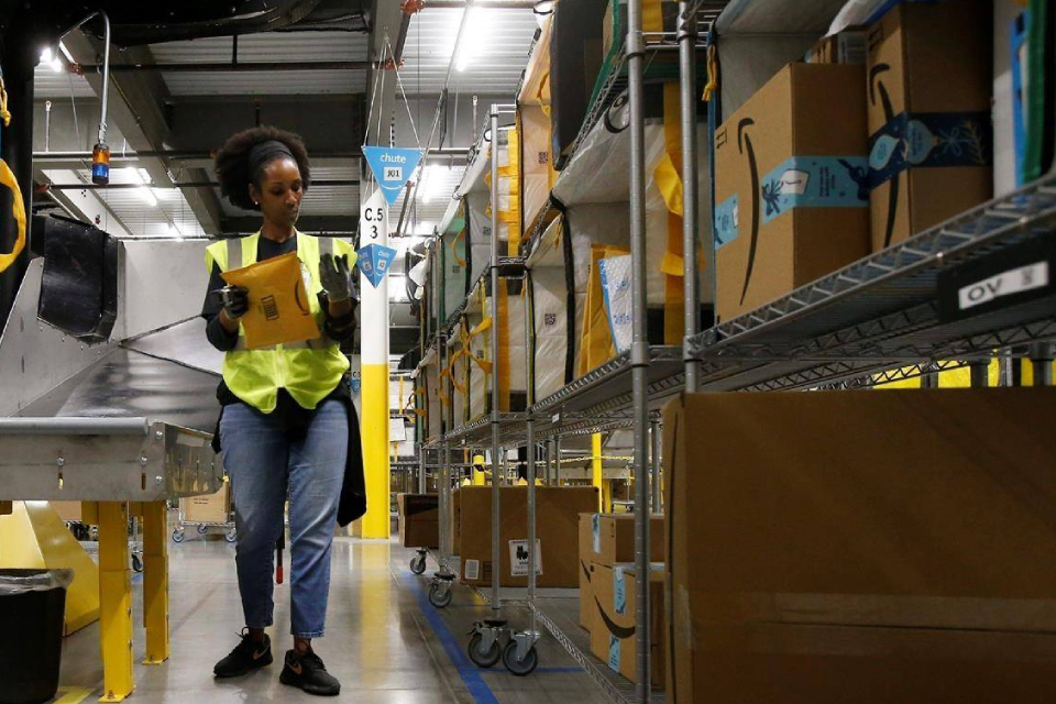 Amazon vai pagar bônus a funcionários após ameaça de greve