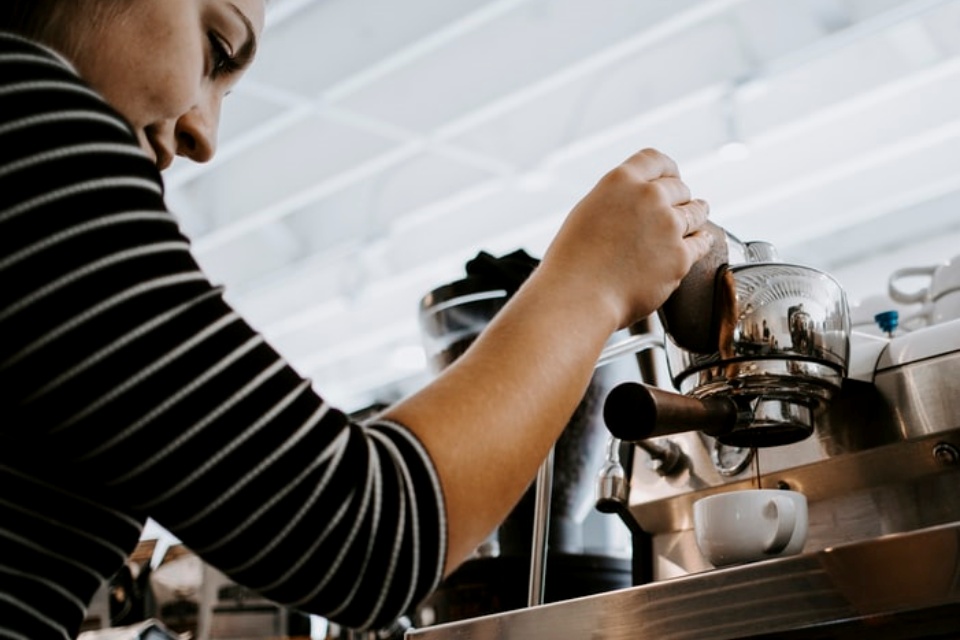 Cuidado! Mensagem que promete cafeteira na Black Friday é golpe