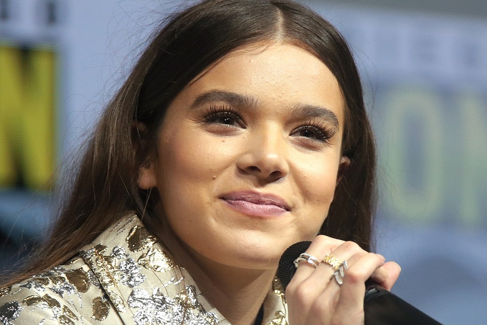 Gavião Arqueiro: Hailee Steinfeld é vista nos bastidores como Kate Bishop