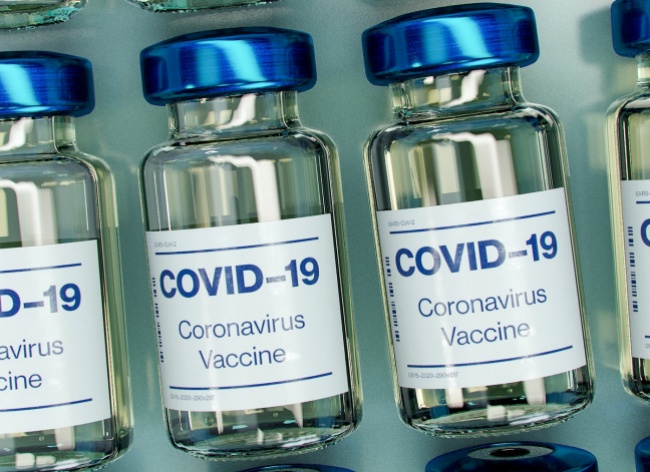 Quatro vacinas estão na última fase de testes clínicos no Brasil.