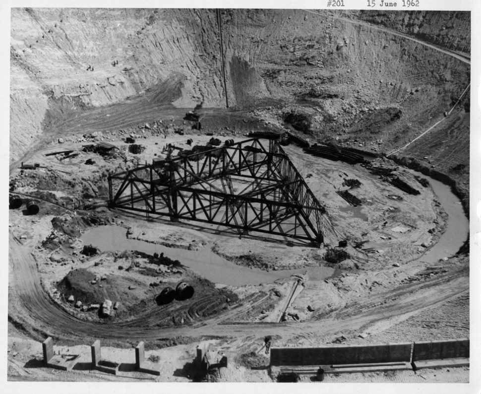 A montagem de Arecibo, em 1962.