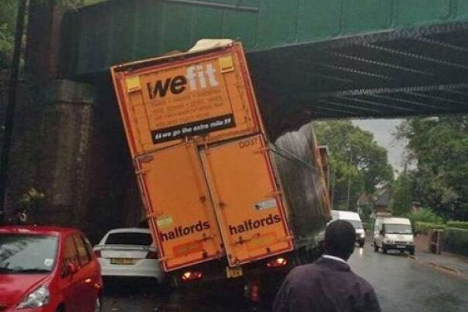 10 casos em que caminhões e ônibus tentaram caber onde não podiam