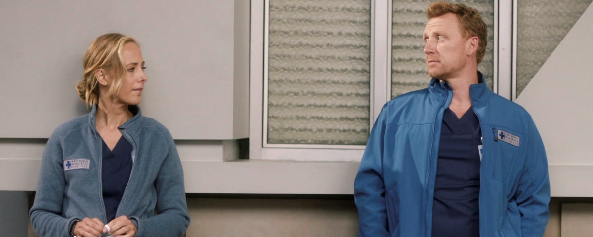 Imagem de: Grey’s Anatomy 17x6: médico desmaia e precisa de ajuda (RECAP)