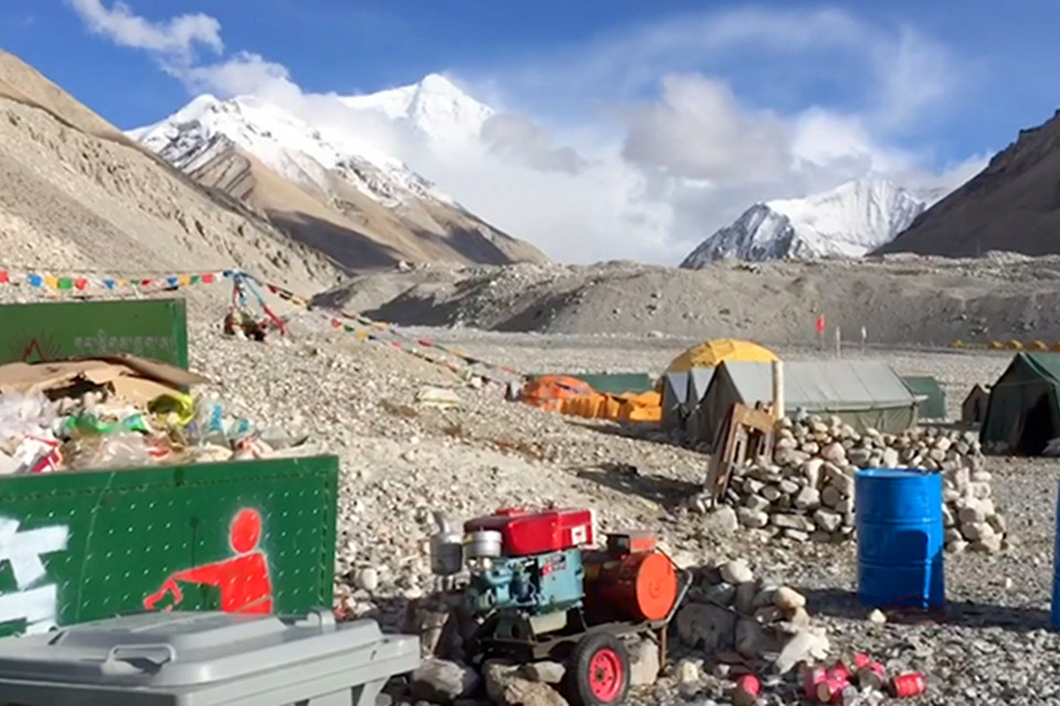 Alpinista organiza mutirão e tira 8,5 toneladas de lixo do Everest